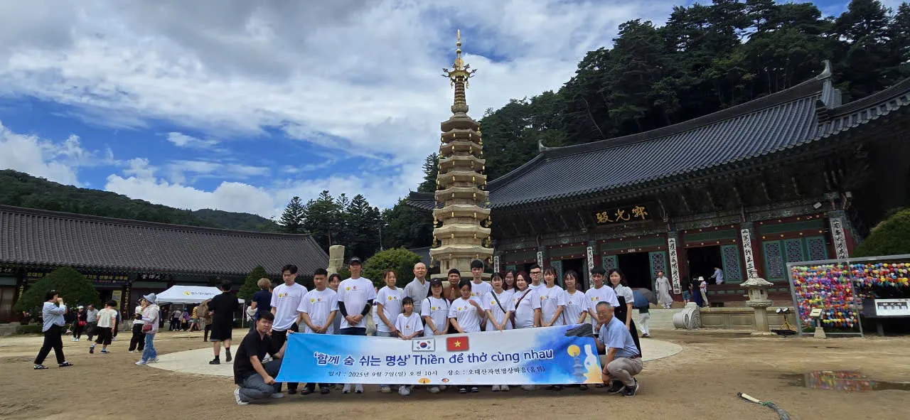 Đoàn tại chùa Woljeongsa, Hàn Quốc